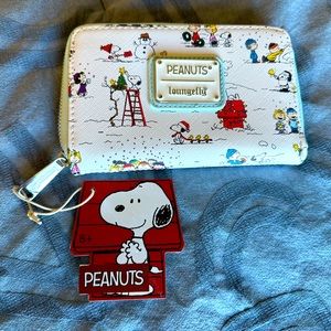 ⭐️BRAND NEW⭐️ Charlie Brown and Snoopy peanuts Christmas white wallet🎄